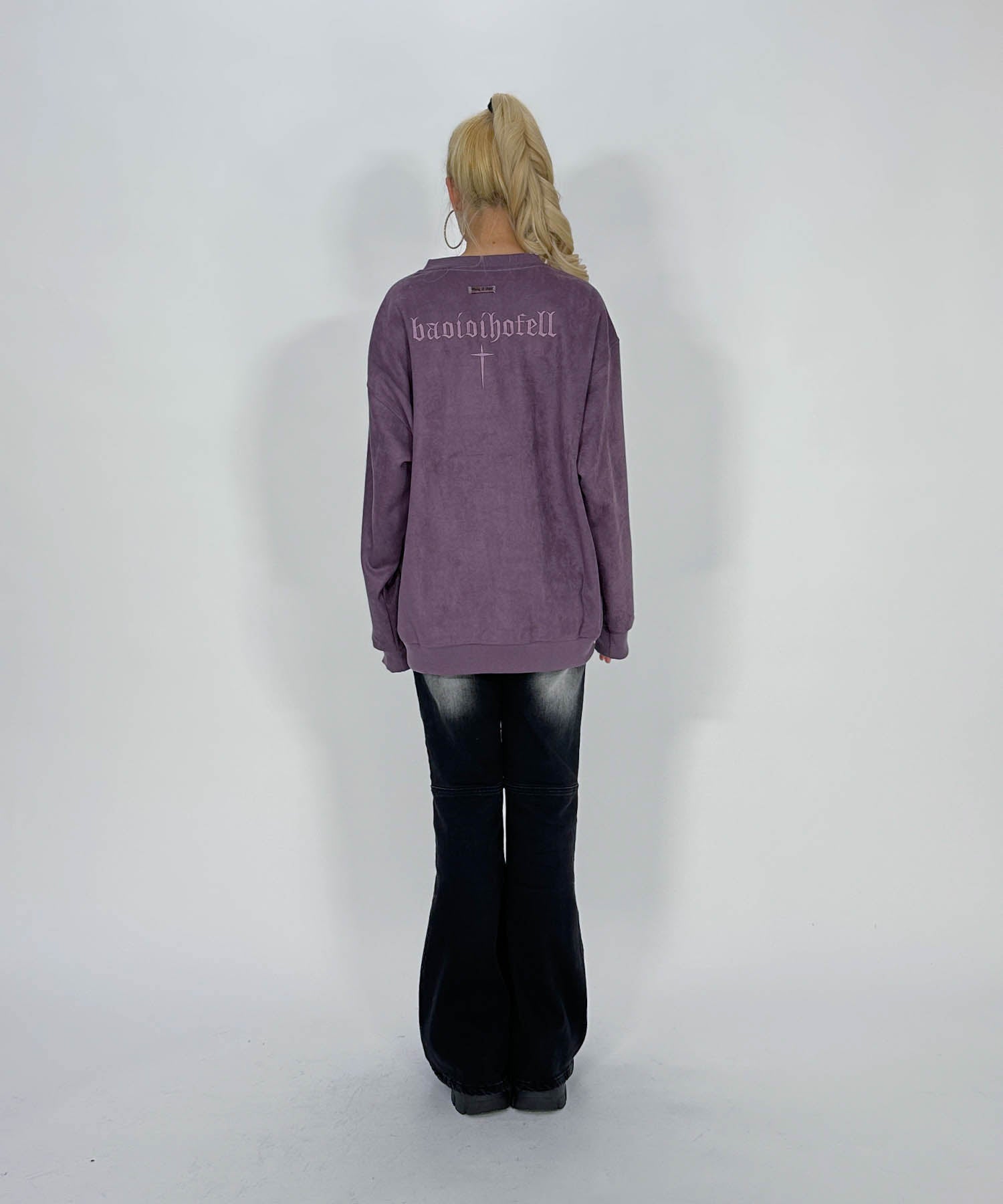 スウェード刺繍ロゴルーズスウェットトップス