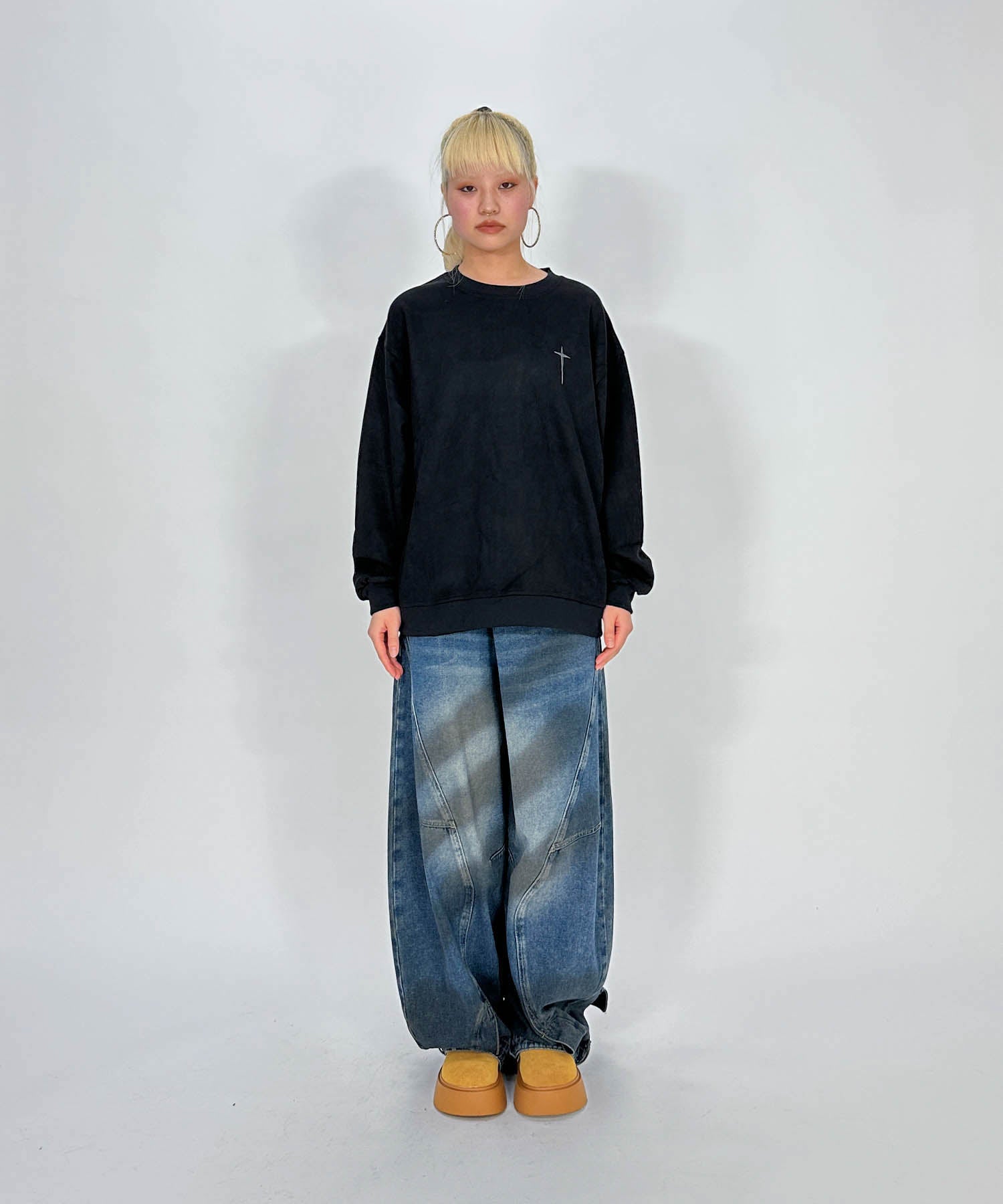 スウェード刺繍ロゴルーズスウェットトップス