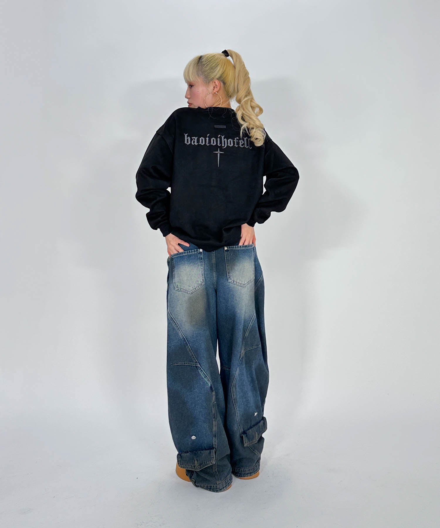 スウェード刺繍ロゴルーズスウェットトップス