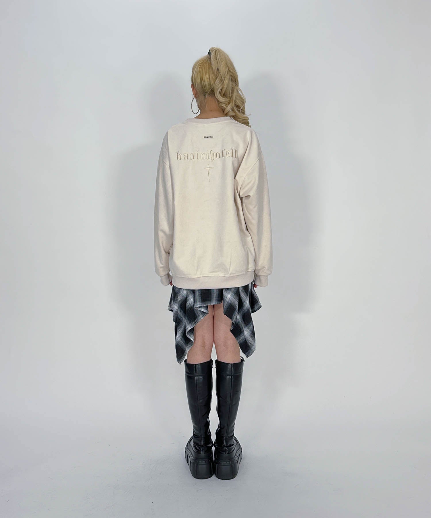 スウェード刺繍ロゴルーズスウェットトップス