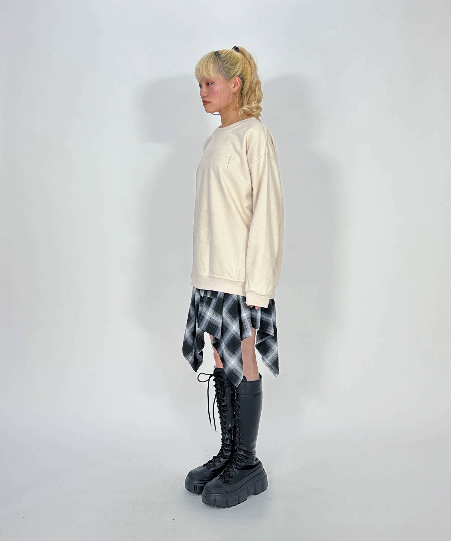 スウェード刺繍ロゴルーズスウェットトップス