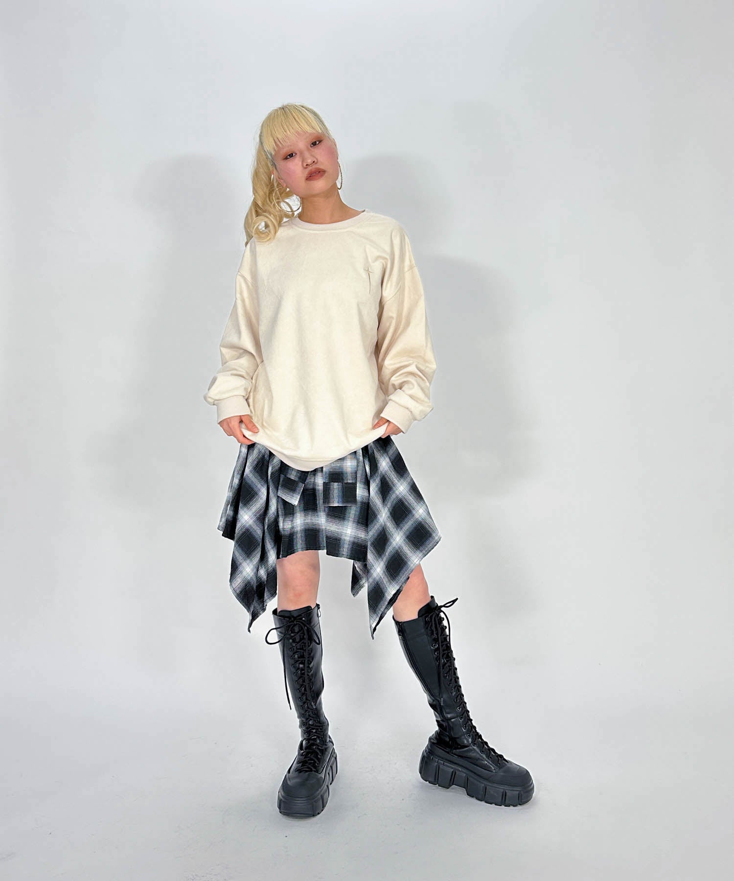 スウェード刺繍ロゴルーズスウェットトップス