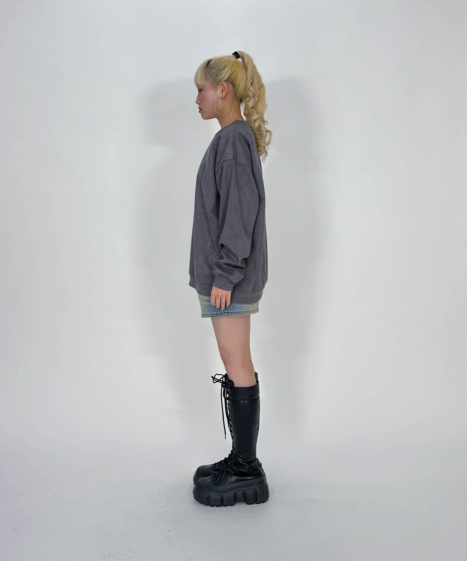 スウェード刺繍ロゴルーズスウェットトップス