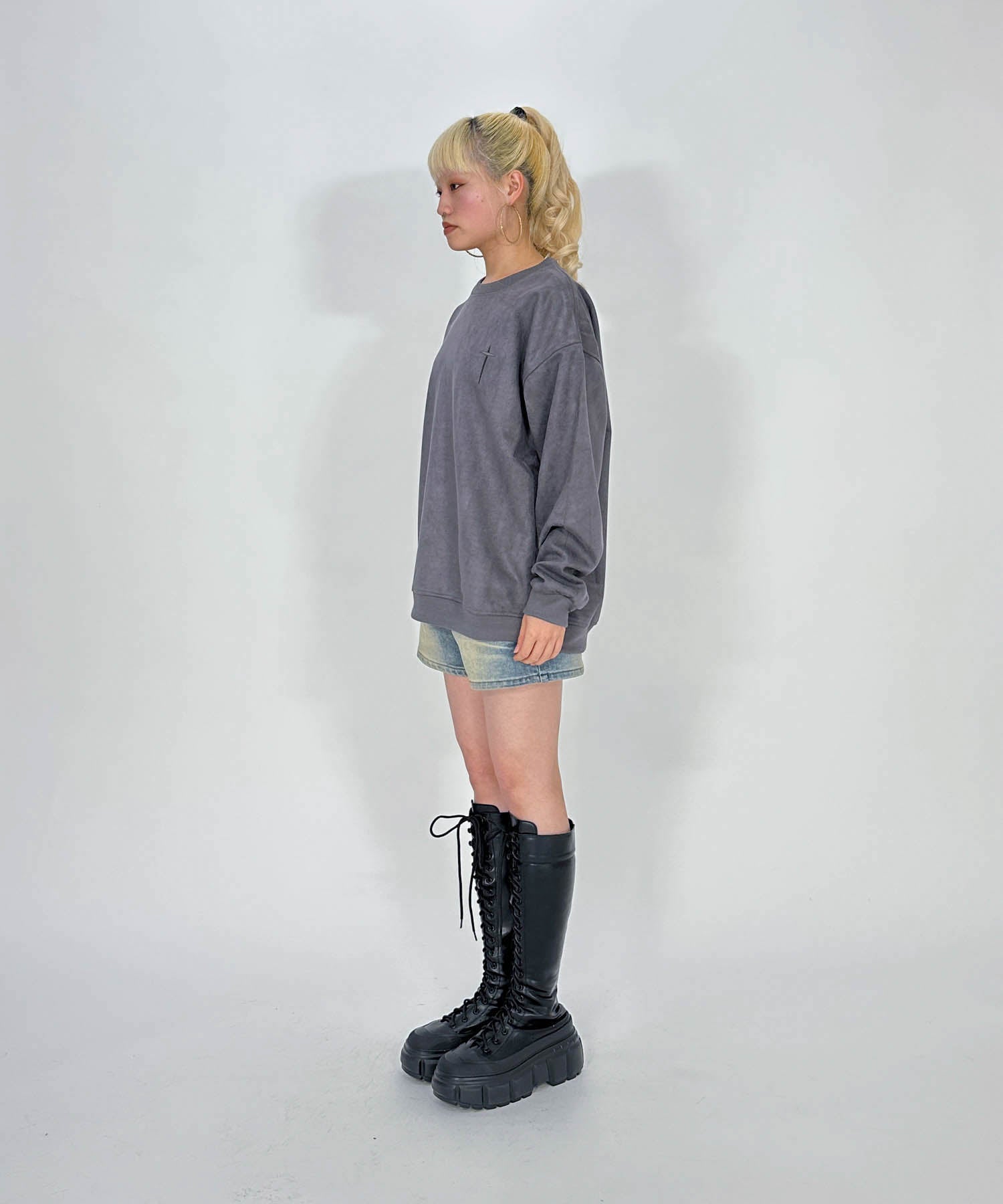 スウェード刺繍ロゴルーズスウェットトップス