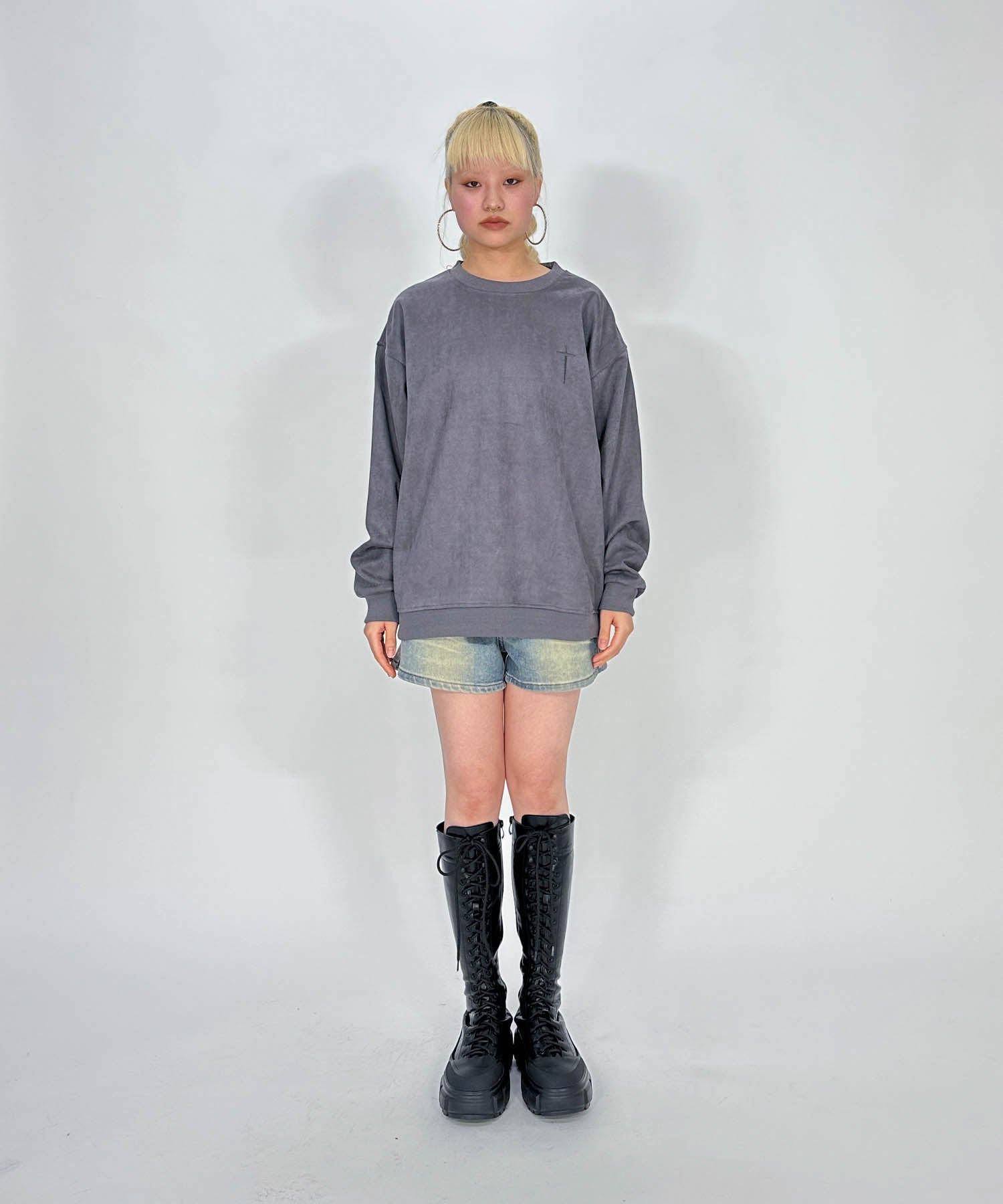 スウェード刺繍ロゴルーズスウェットトップス