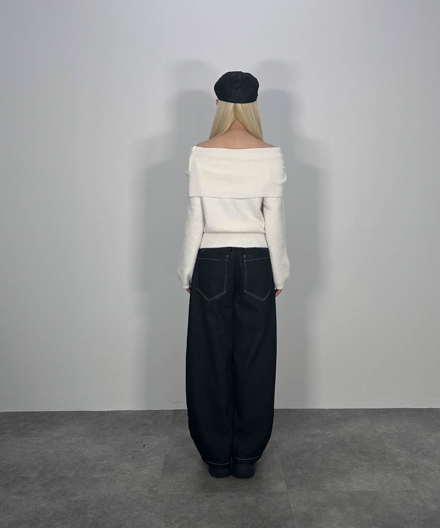 ウエスト３ボタンオフショルニット