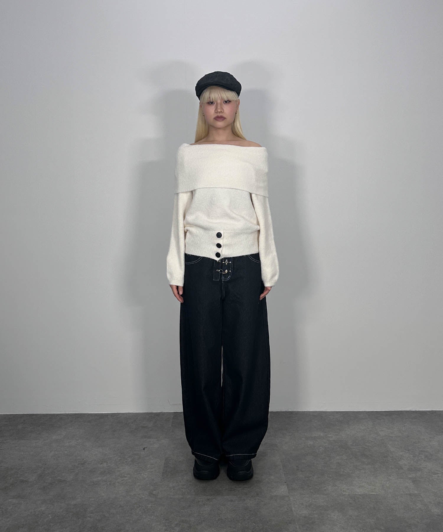 ウエスト３ボタンオフショルニット