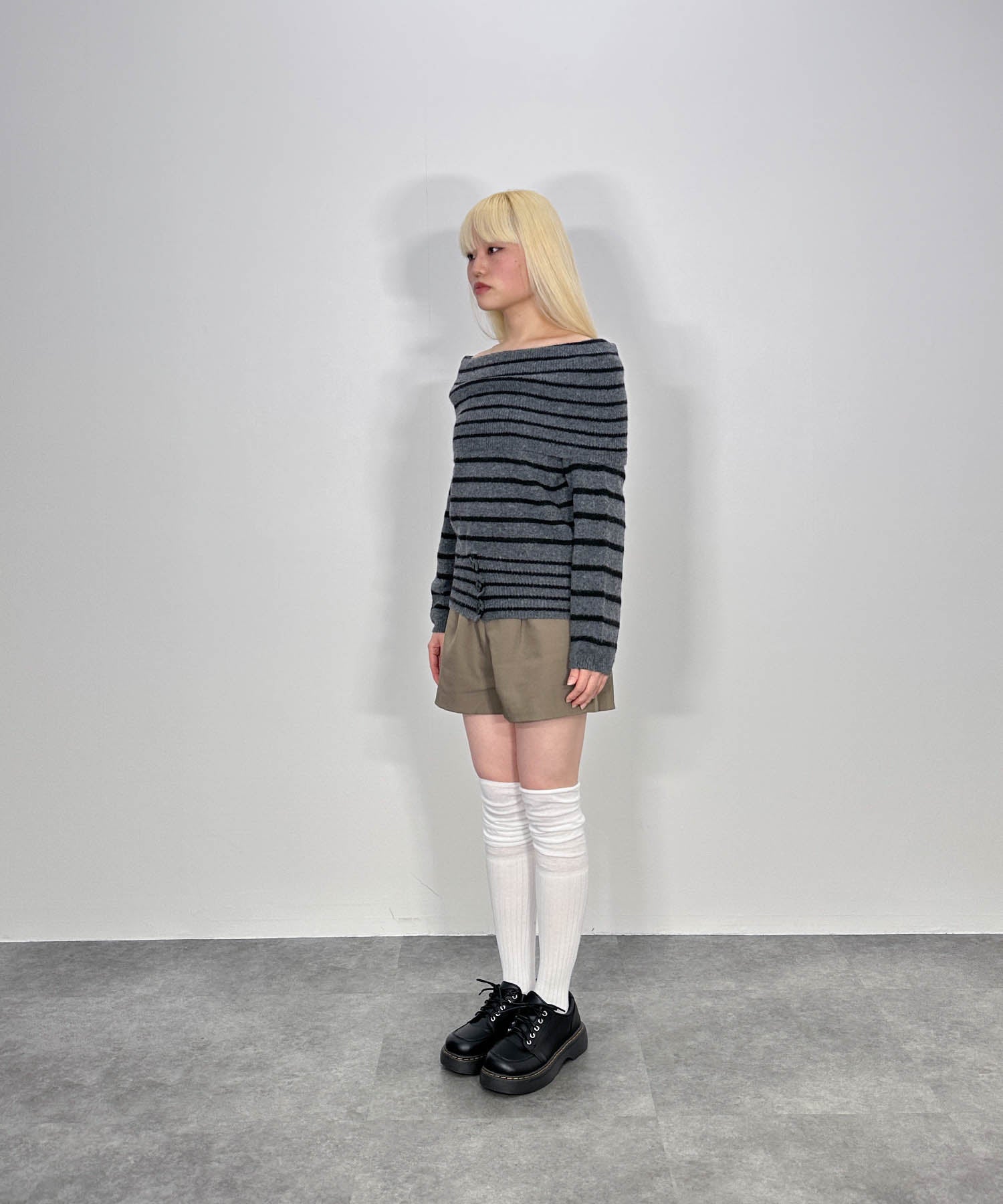 ウエスト３ボタンオフショルニット