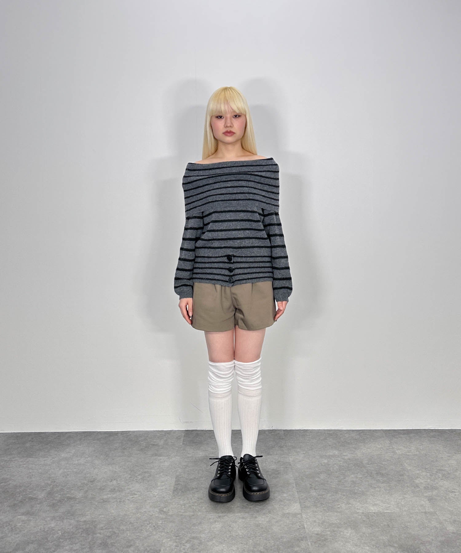 ウエスト３ボタンオフショルニット