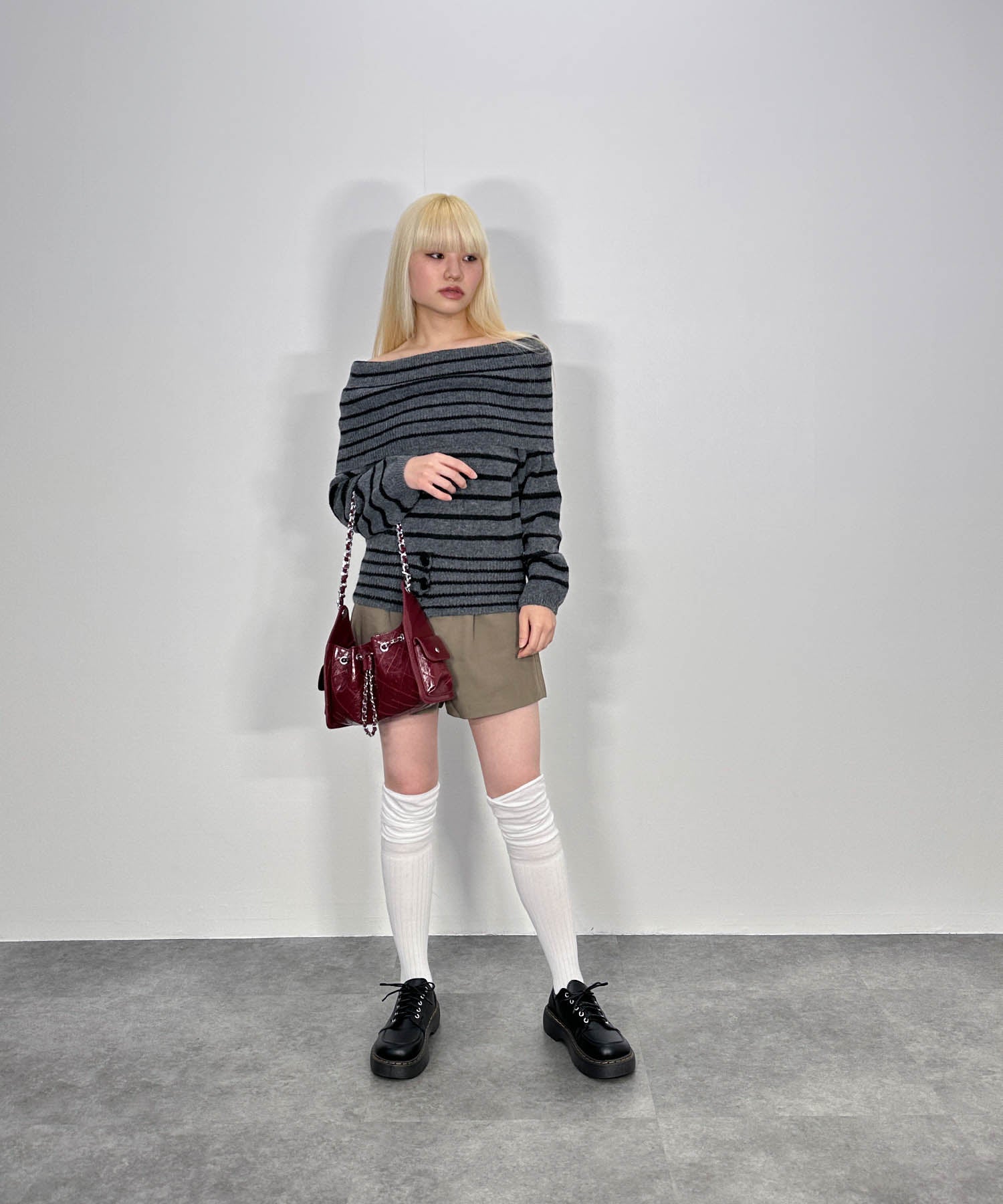 ウエスト３ボタンオフショルニット