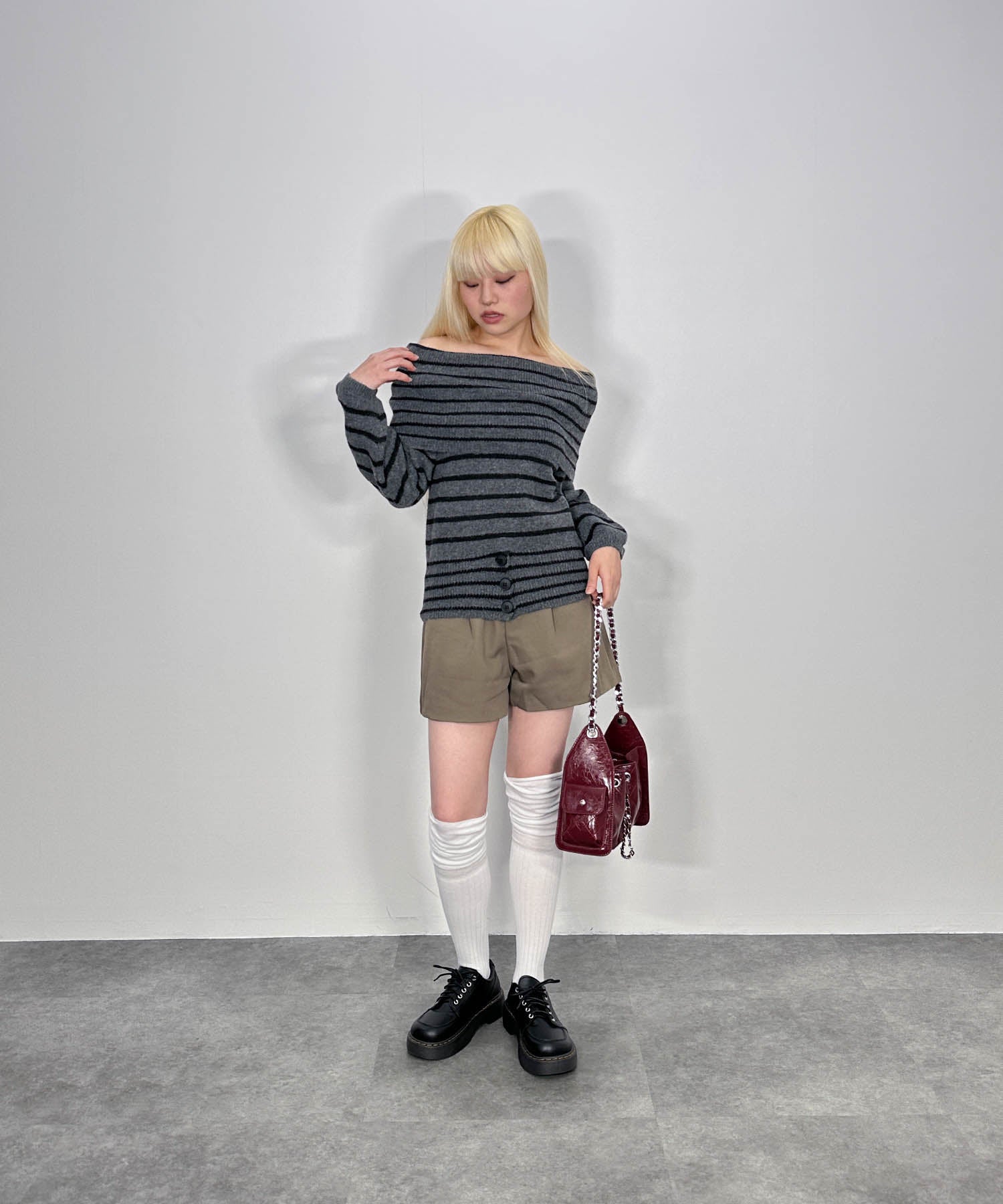 ウエスト３ボタンオフショルニット