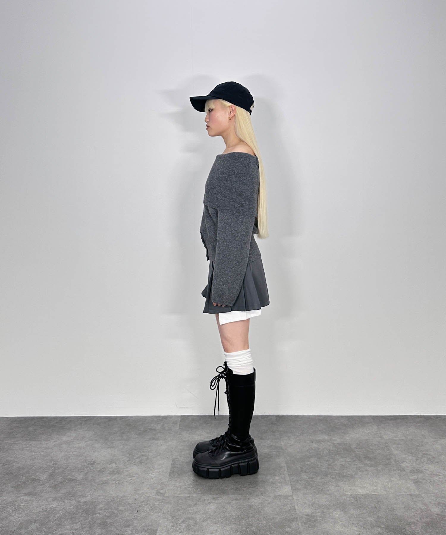 ウエスト３ボタンオフショルニット