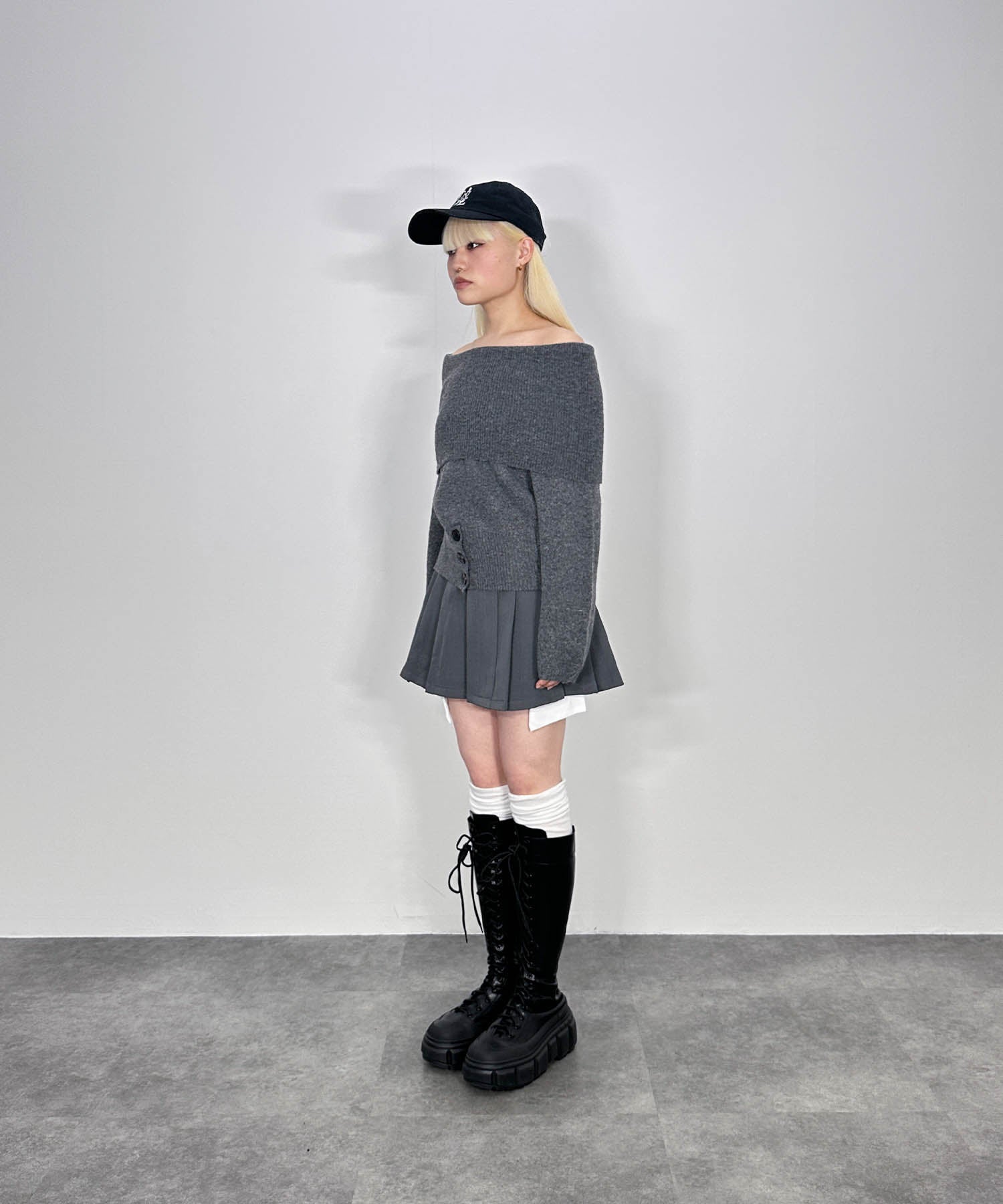 ウエスト３ボタンオフショルニット