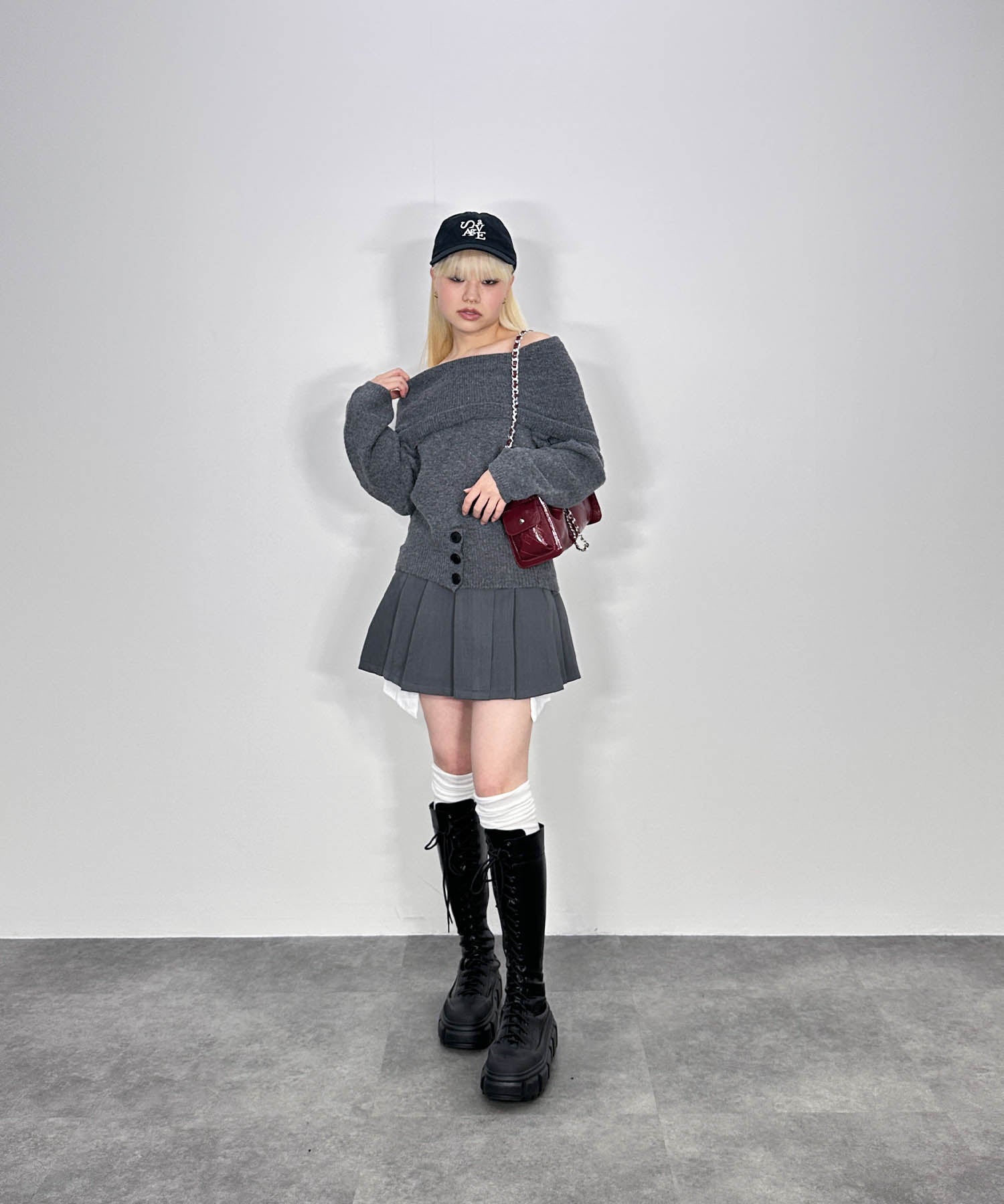 ウエスト３ボタンオフショルニット