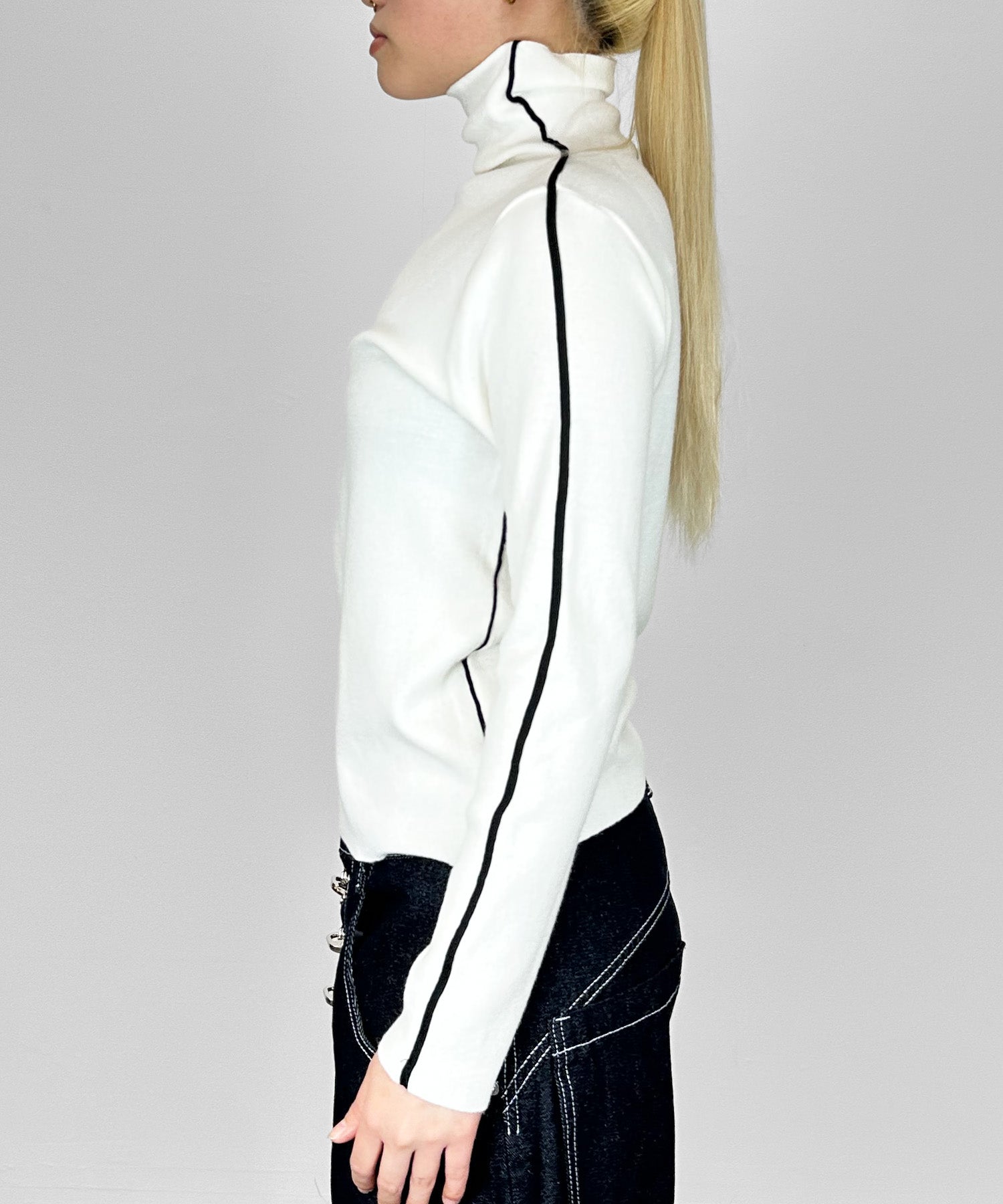 ハイネックワンライントップス