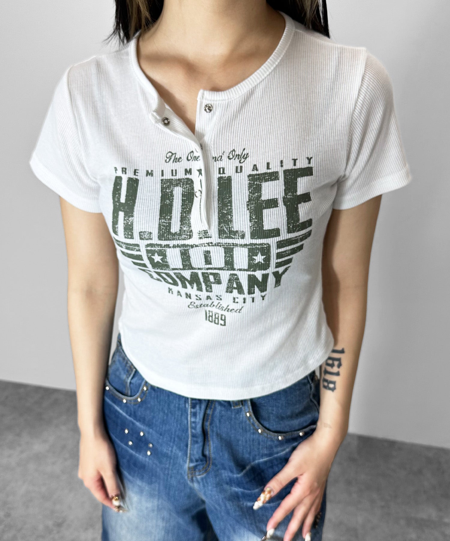 ヘンリーネックロゴプリントＴシャツ