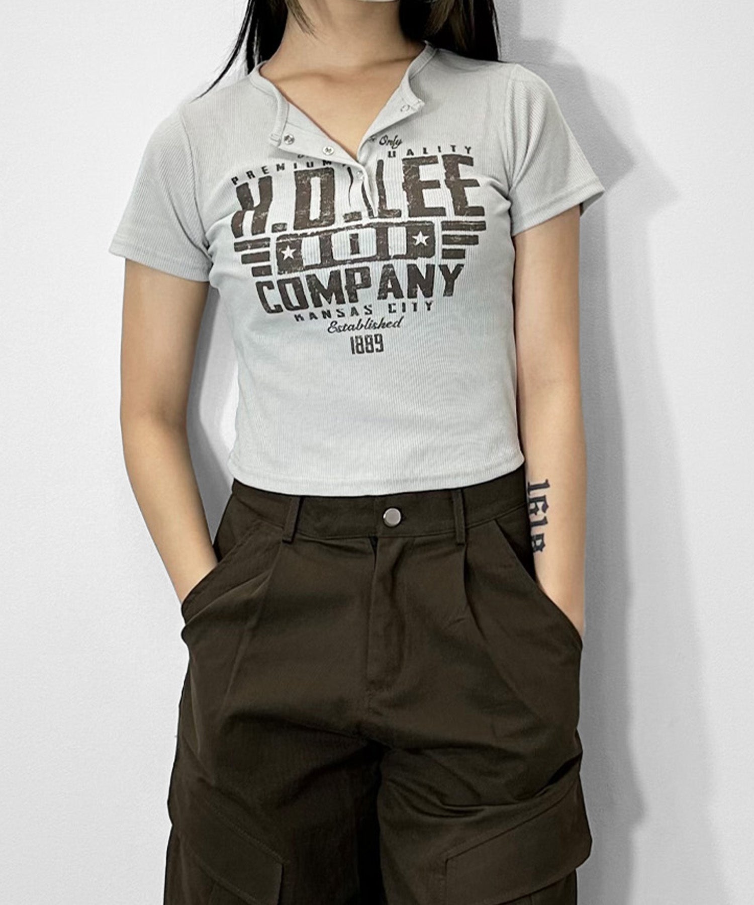 ヘンリーネックロゴプリントＴシャツ