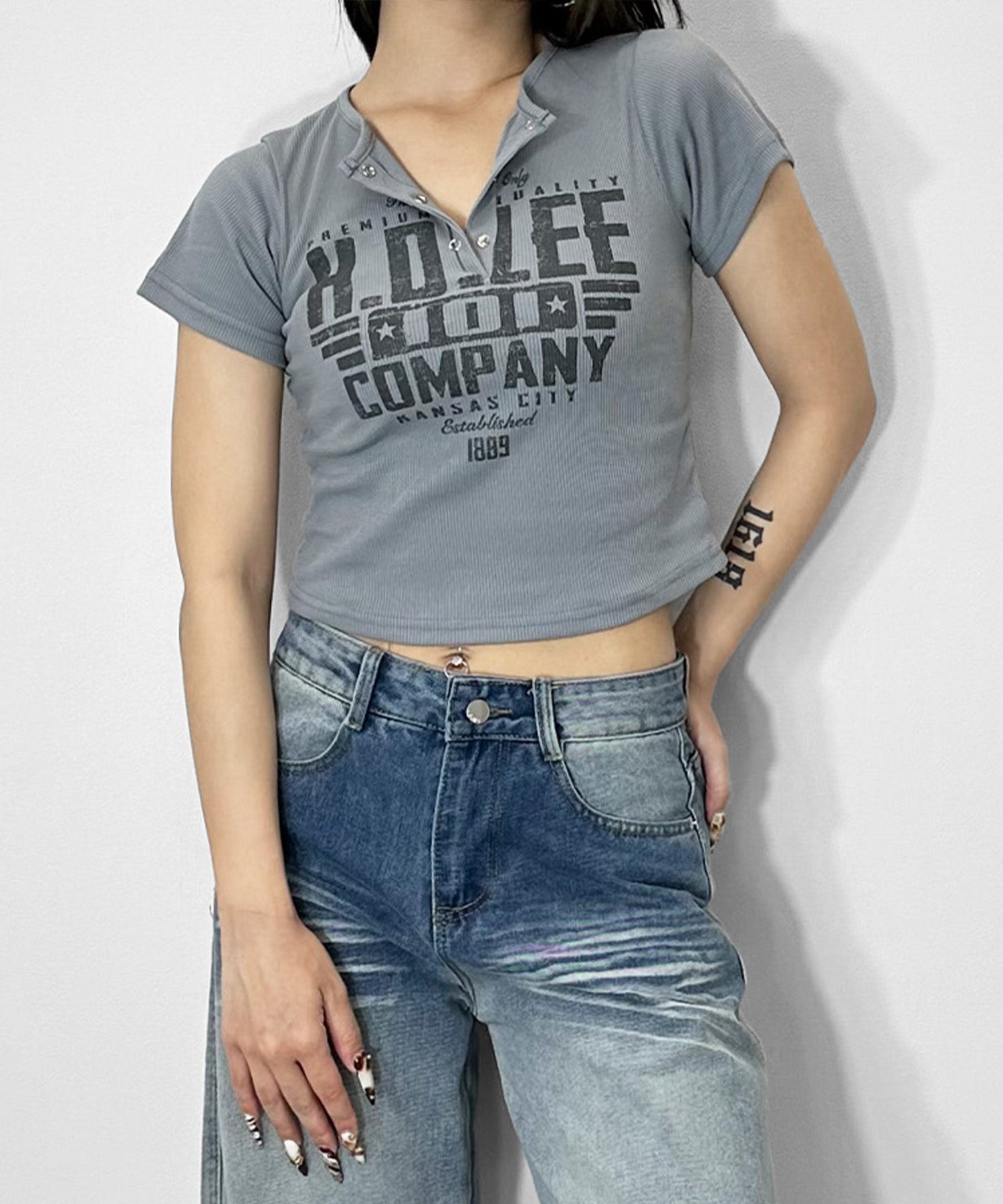 ヘンリーネックロゴプリントＴシャツ