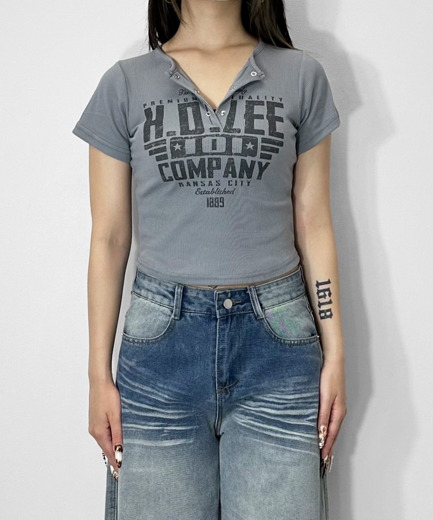 ヘンリーネックロゴプリントＴシャツ