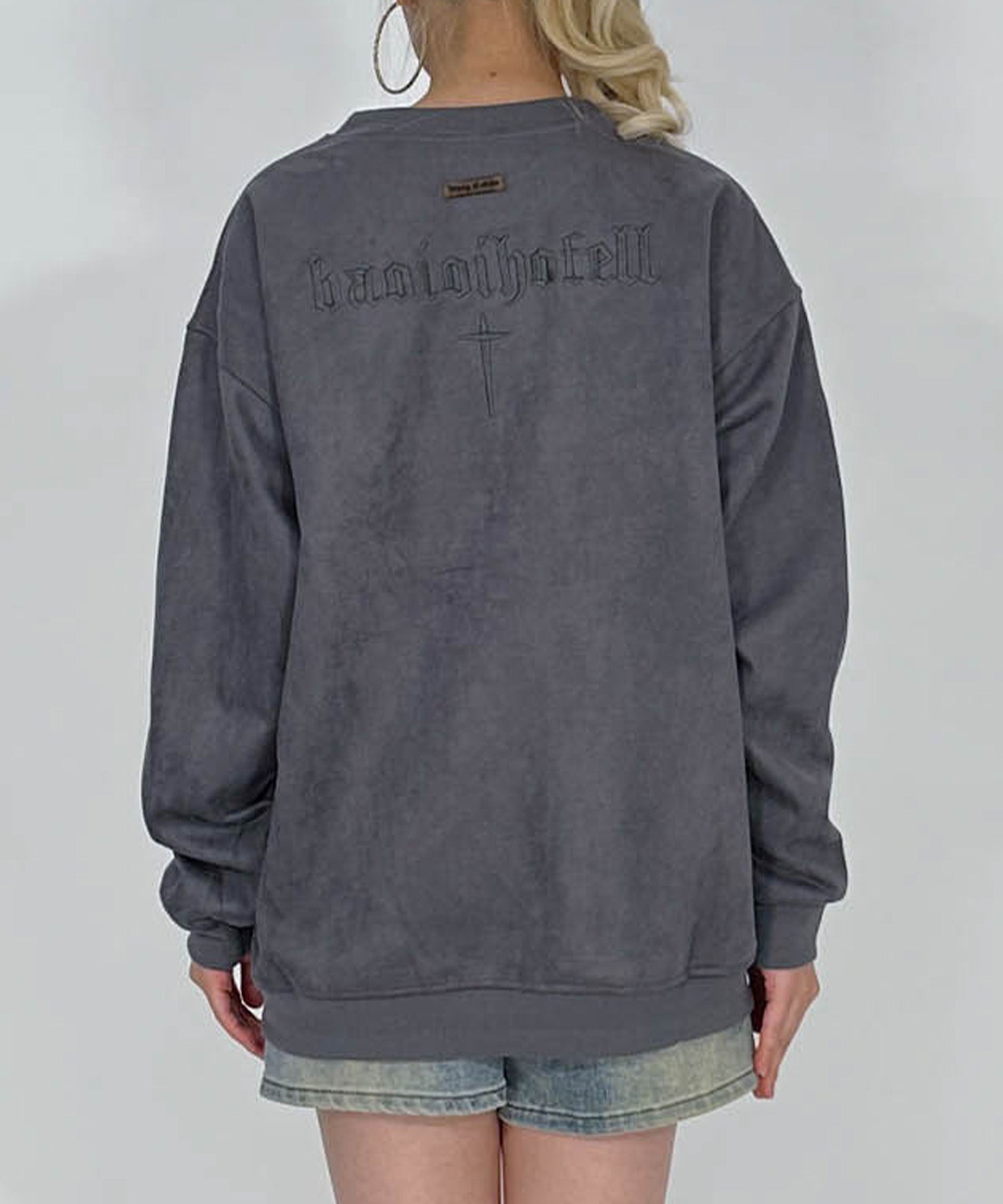 スウェード刺繍ロゴルーズスウェットトップス