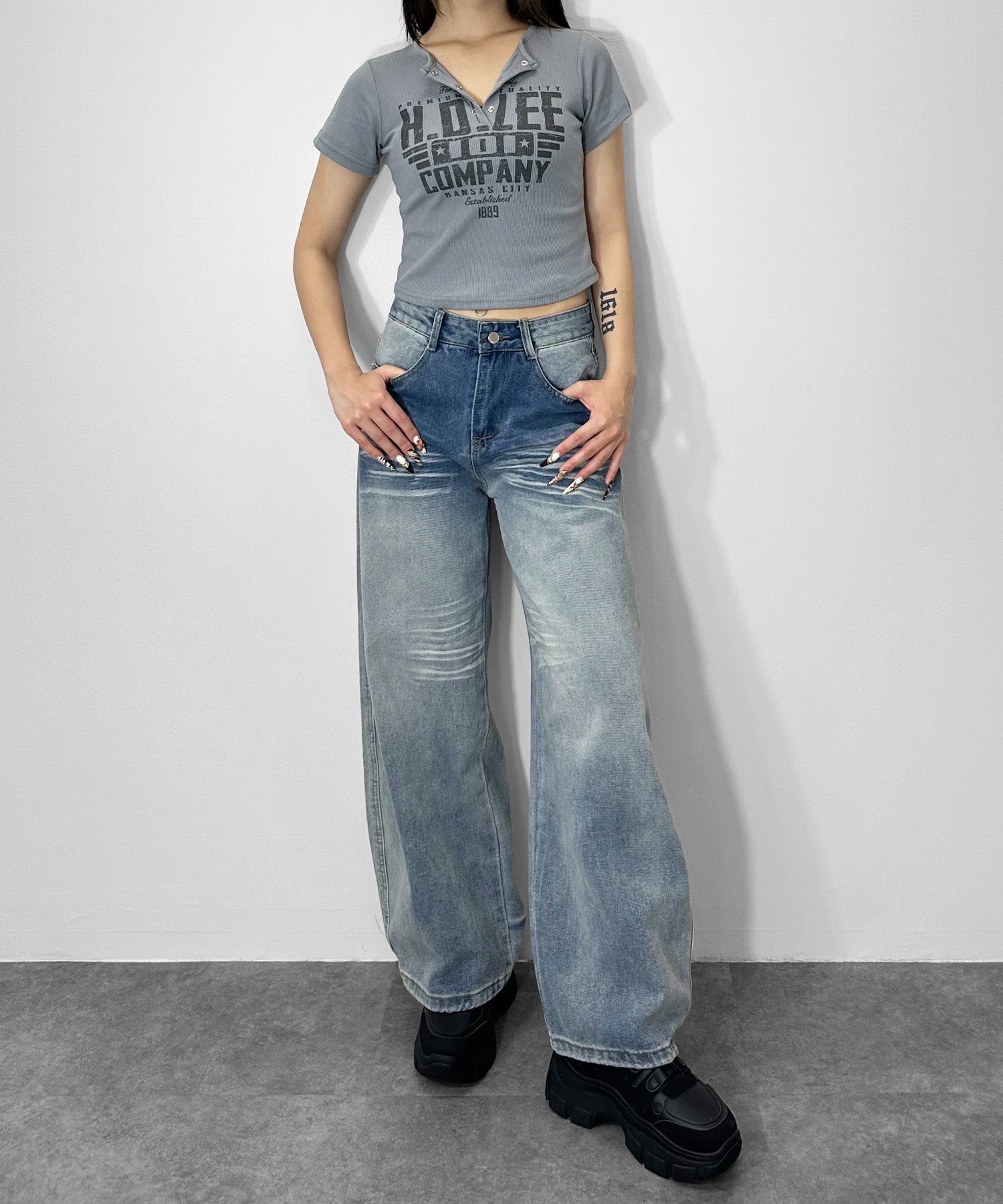 ヘンリーネックロゴプリントＴシャツ