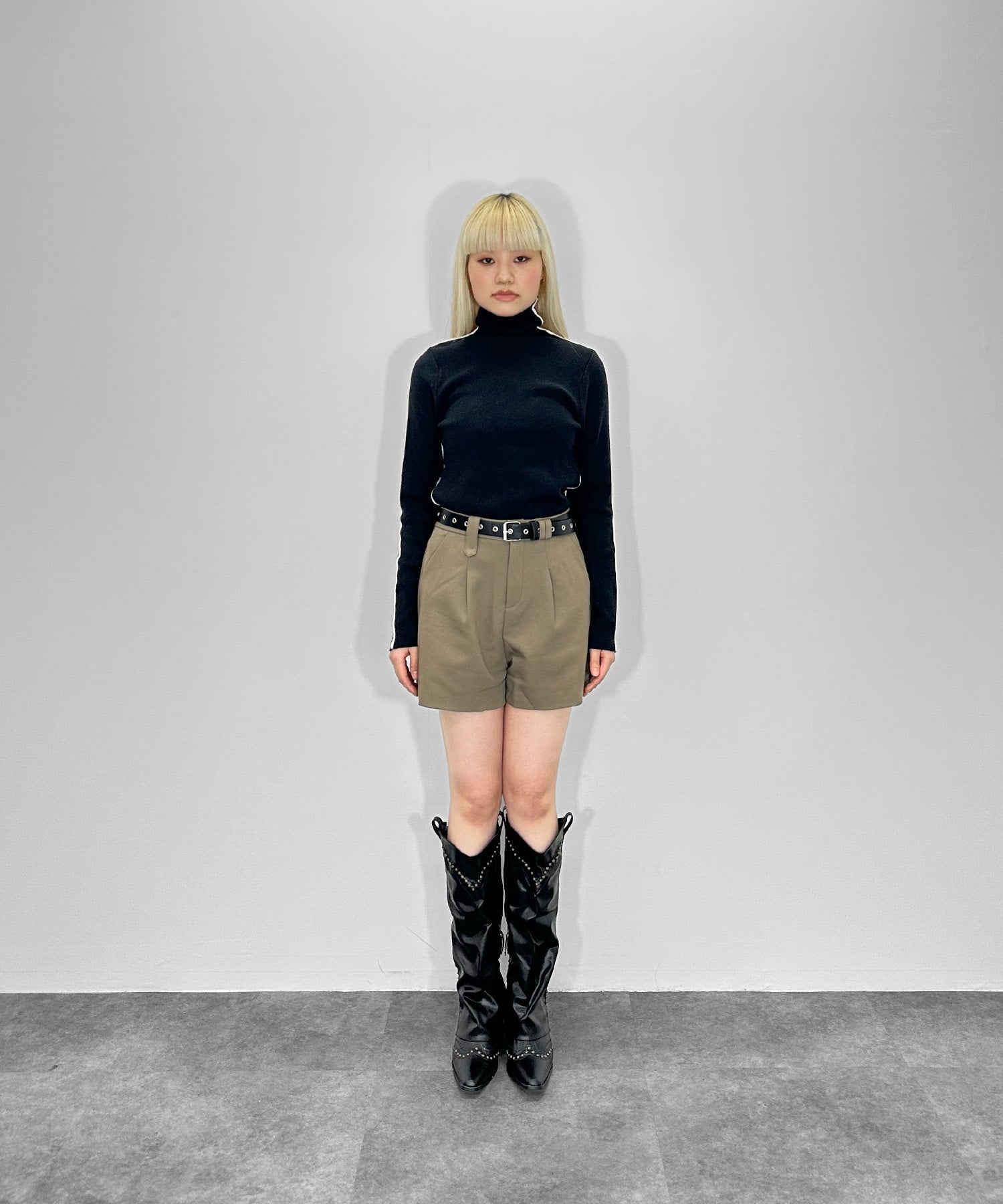 ハイネックワンライントップス