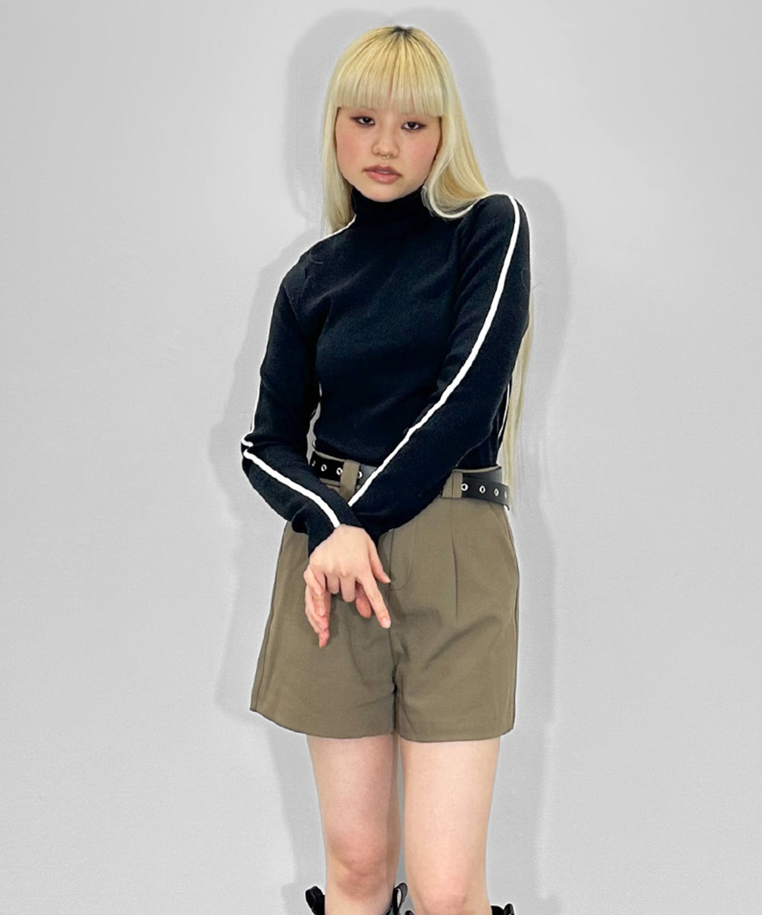 ハイネックワンライントップス