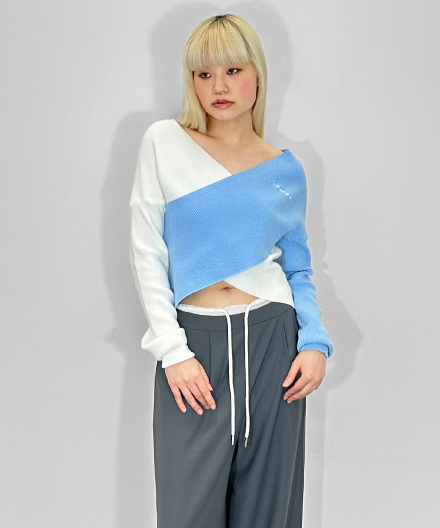 クロスオフショルバイカラーニット