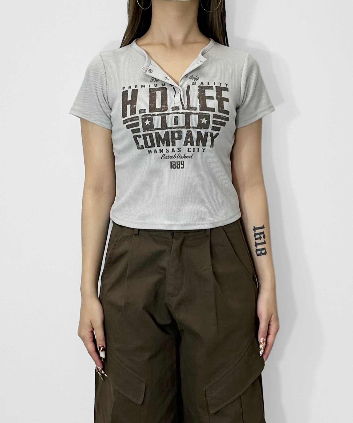 ヘンリーネックロゴプリントＴシャツ